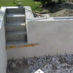 Betonáž schodov do bazéna a píprava na spriahnutú podlahu