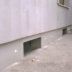 Oprava soklovej časti budovy- podpenenie izolantov, mechanické dokotvenie