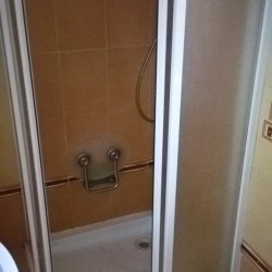 Pôvodný stav sprchovacieho kúta s poruchou zatekania