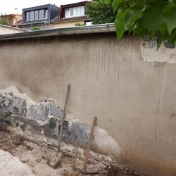 2- Pohľad na degradáciu steny vplyvom odstrekujúcej vody a vlhkosti